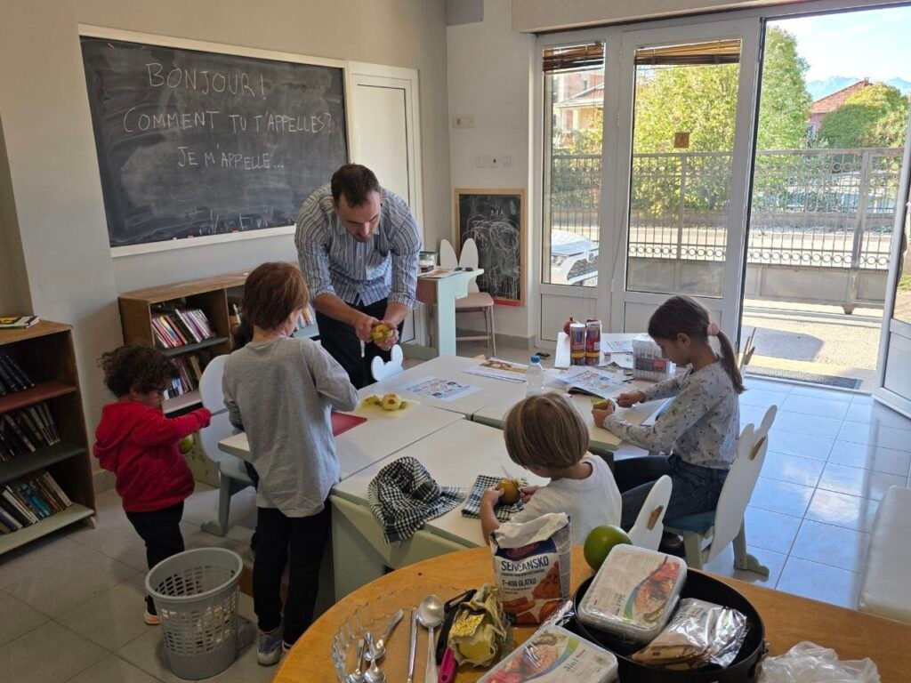 Dos et gestes dans la classe, étagères ouvertes et bois clair